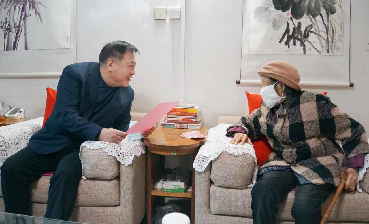 情系老干部 慰问暖人心 ——冠军集团开展春节前走访慰问