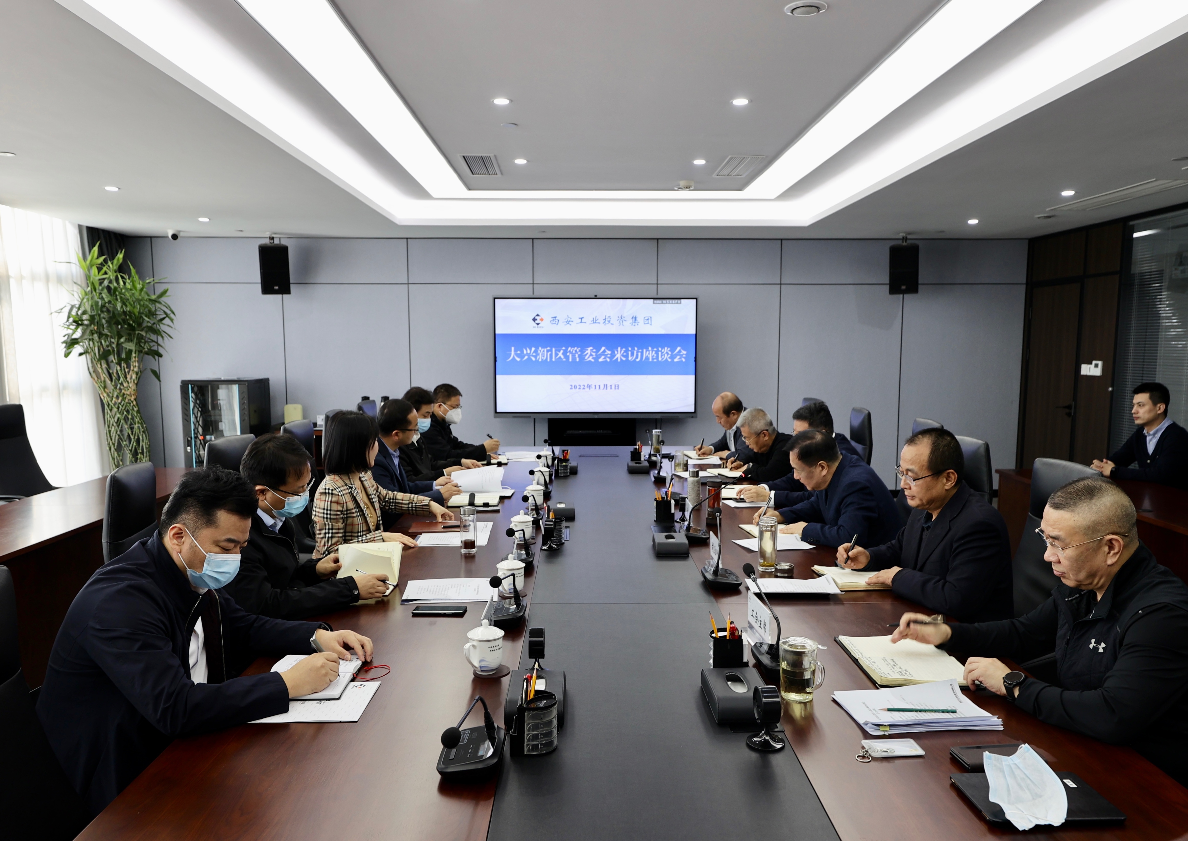 莲湖区委常委武蓉一行到冠军集团进行工作交流